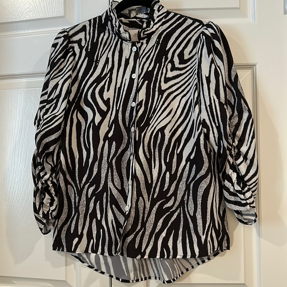 Gorgeous animal, print blouse in black, white with a ombré touch in the white